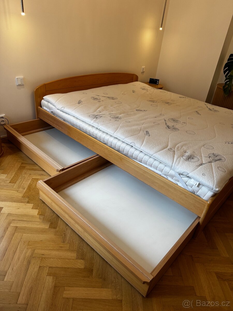 Manželská postel masiv s matracemi - 2