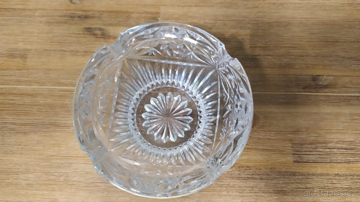 Skleněný broušený popelník - 2