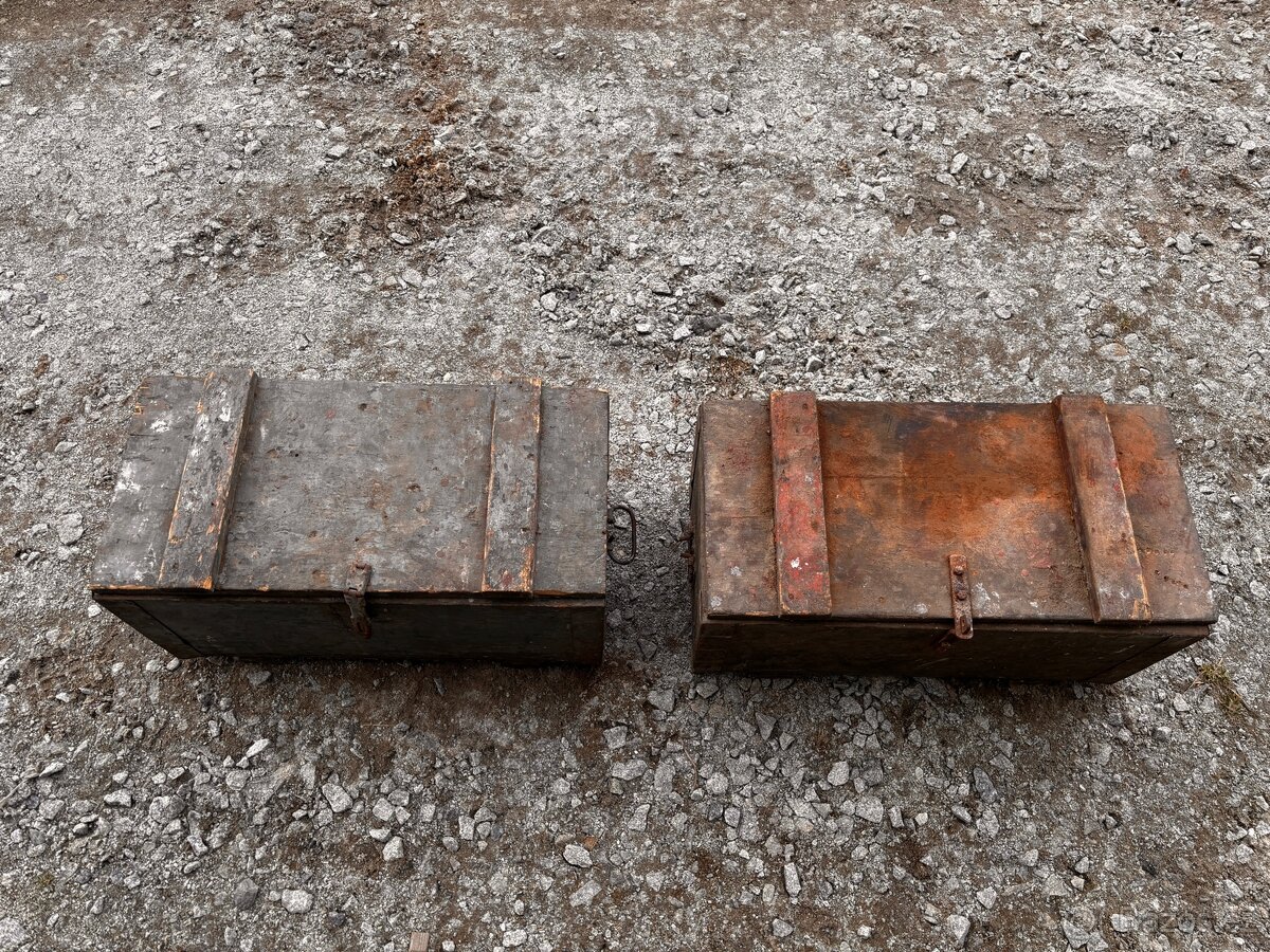 2x dřevěná truhla - 2