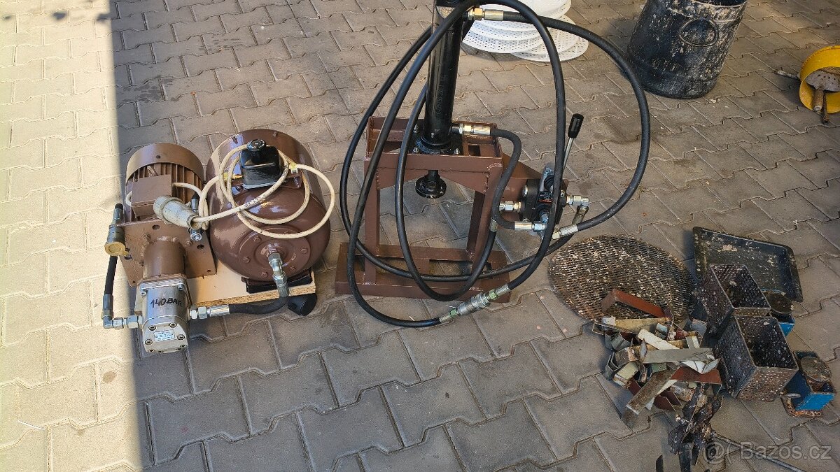 Hydraulický lis na výrobu papírových briket - 2