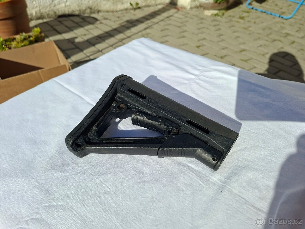 Výsuvná airsoft pažba CTR pro M4 - černá - 2