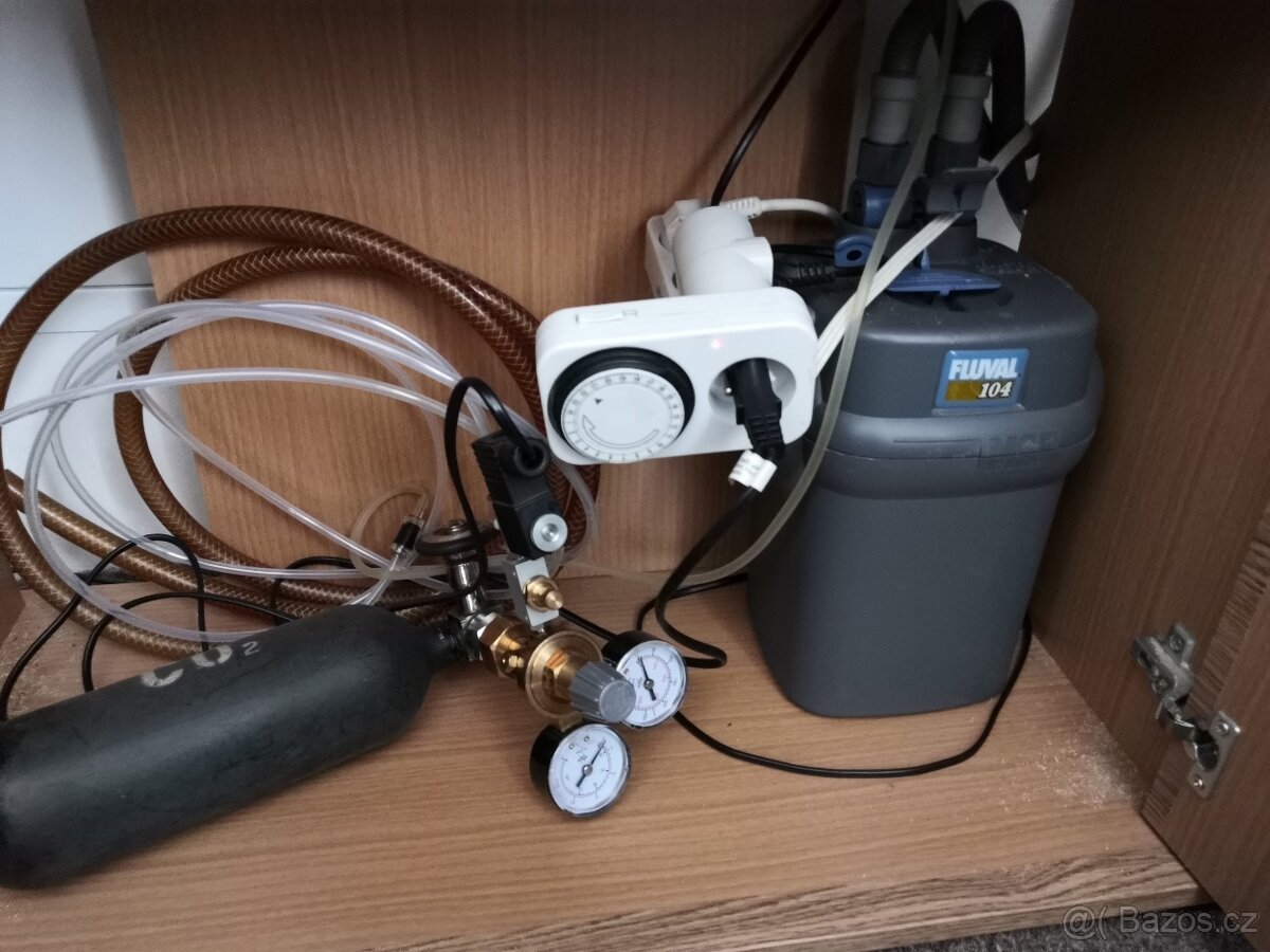 Akvárium se skříňkou - 2