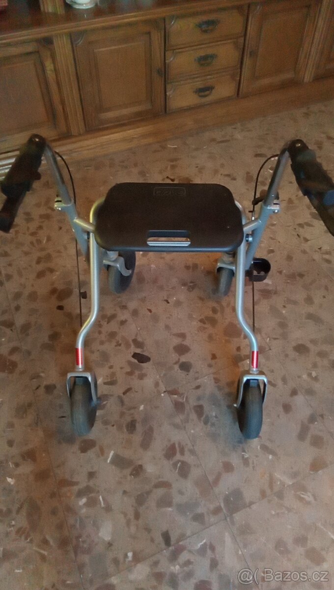 CHODÍTKO PRO SENIORY NA KOLEČKÁCH - 2