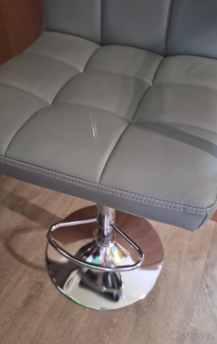 Barova židle Šeda Pěkny stav Cena 1100kč - 2