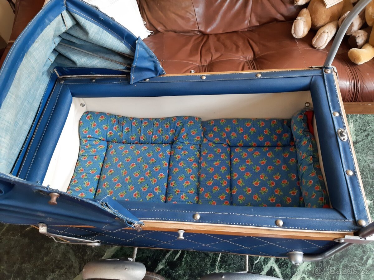 starý kočárek pro panenky - 2