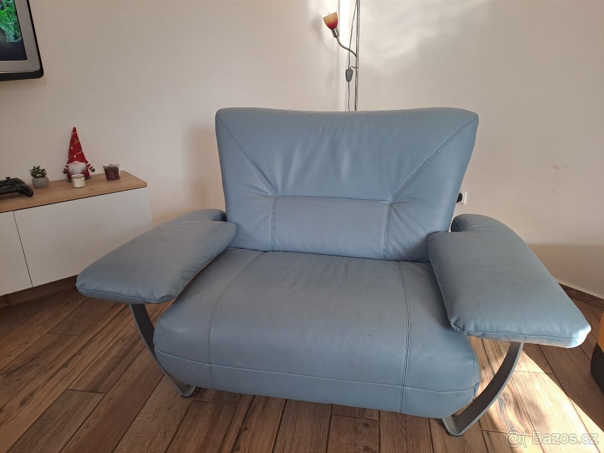 Koženkové světle modré křeslo - 2