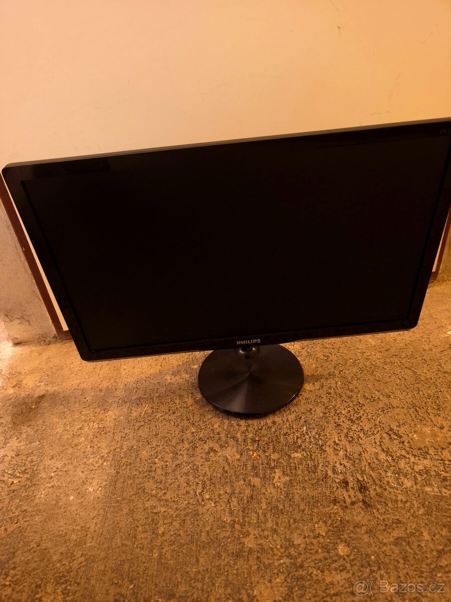 22" LCD monitory více kusů k dispozici - 2