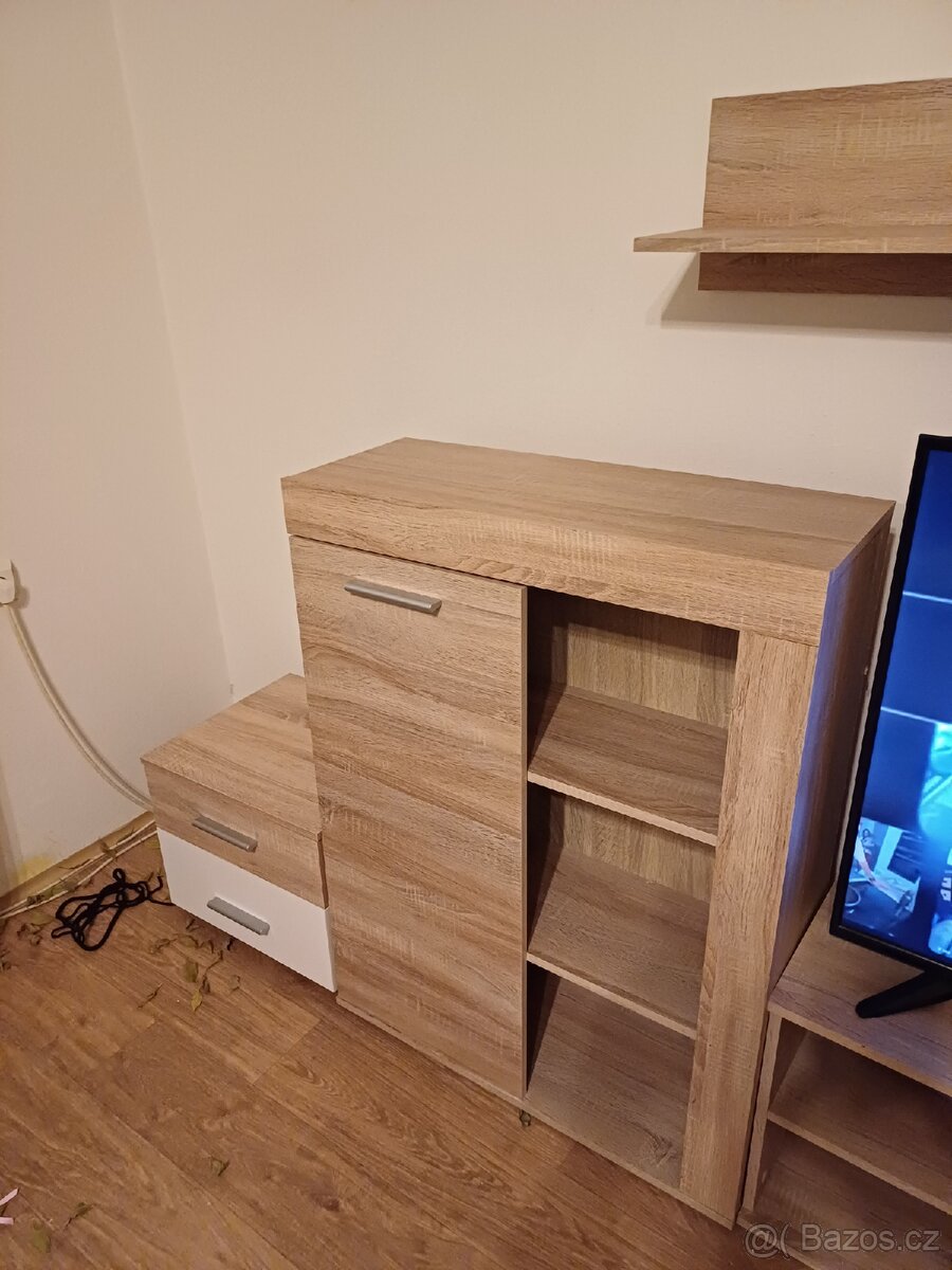 PRODÁM HEZKOU OBÝVACÍ STĚNU LEVANO DUB SONOMA
- 2