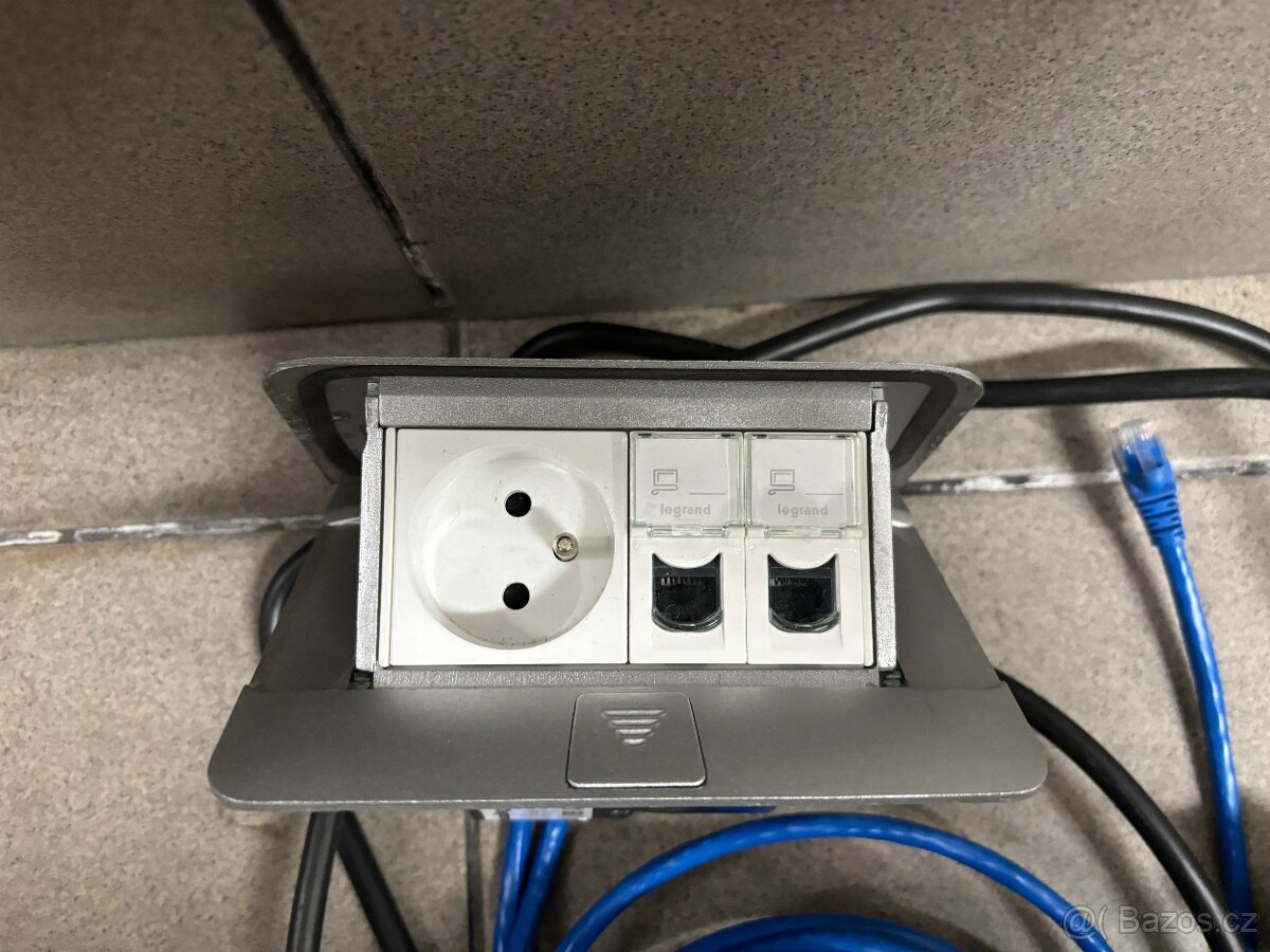 Elektrická zásuvka Pop-Up Legrand. - 2