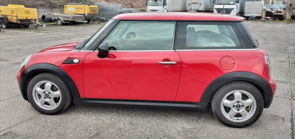MINI COOPER ONE R56 1,4i 2010 1.majitel TOP STAV - - 2