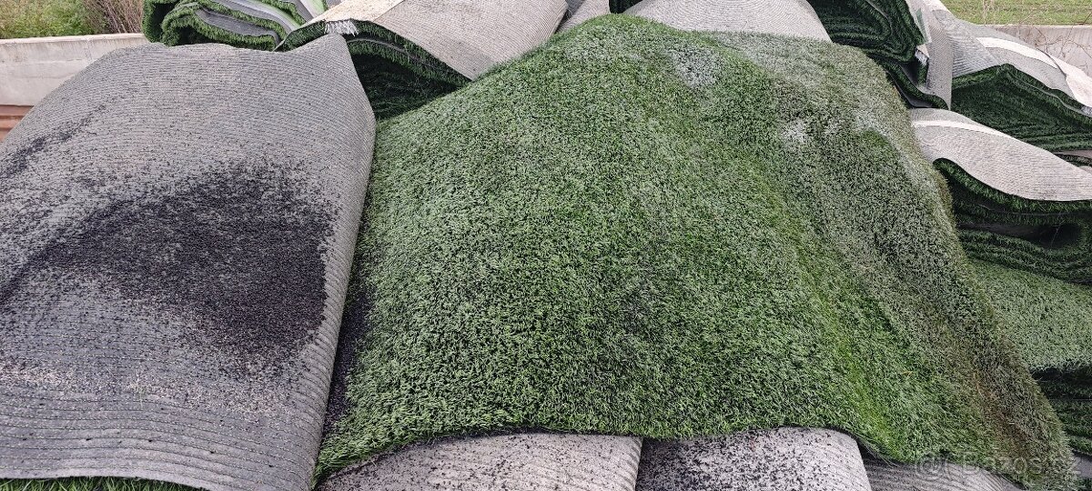 Fotbalový LUXUSNÍ kvalitní použity trávník 60mm. role má 35m - 2