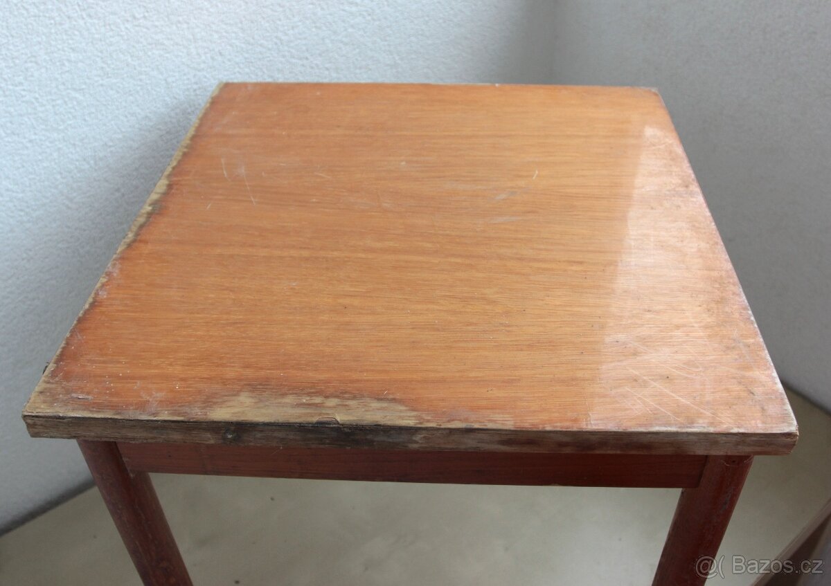 Malý dřevěný stoleček s lakovanou deskou - 2