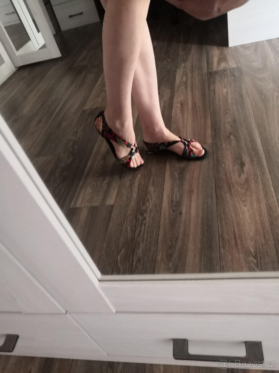 Barevné designové letní sandálky - 2