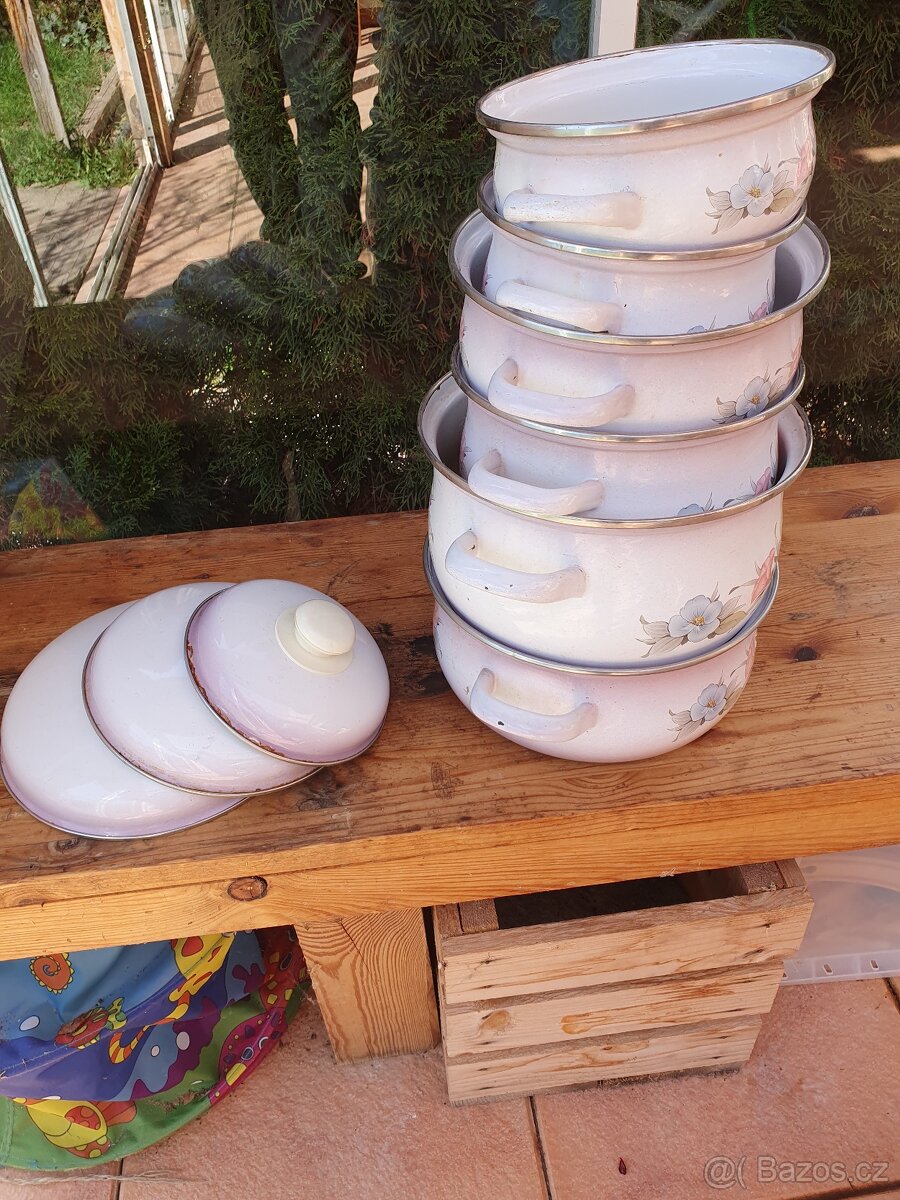 Sada smaltovaných hrnců. Retro. - 2