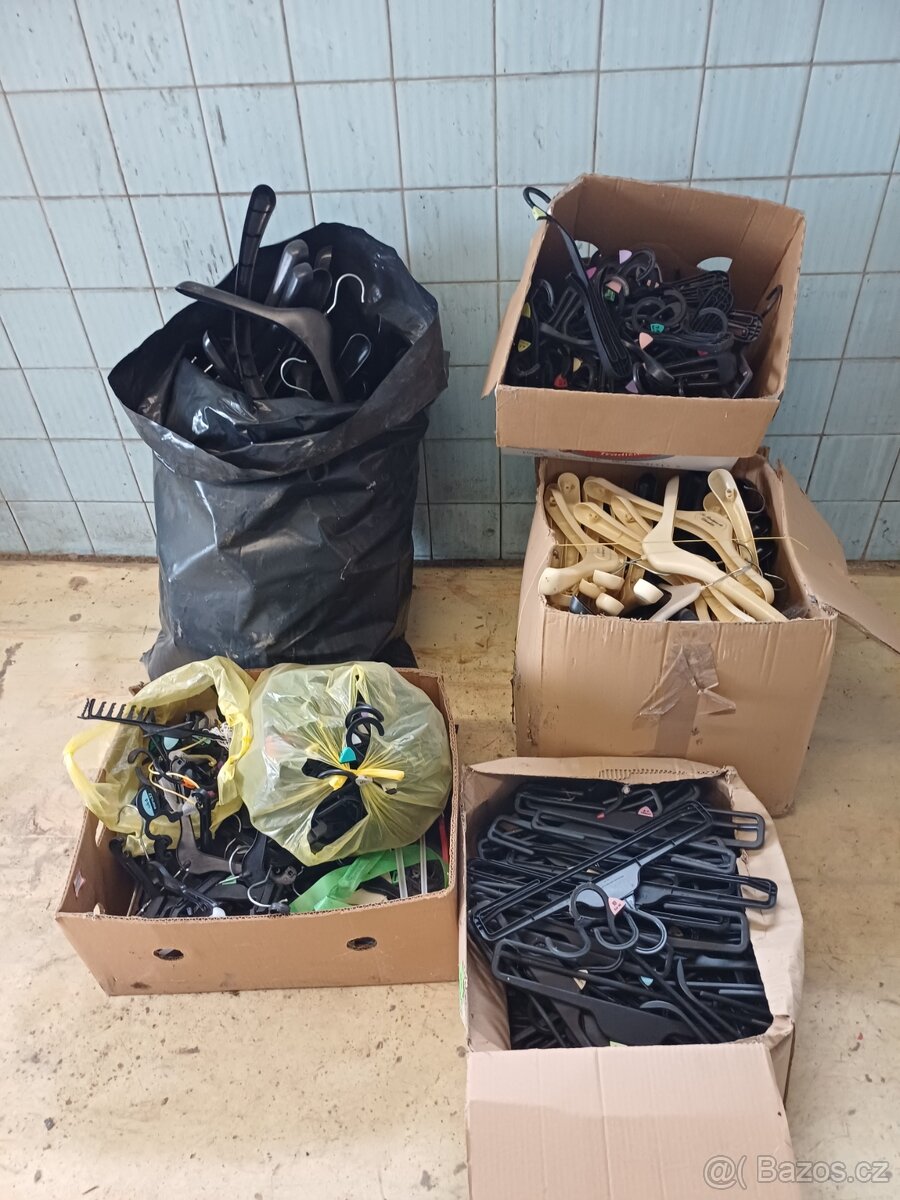 Věšáky na oblečení - 2