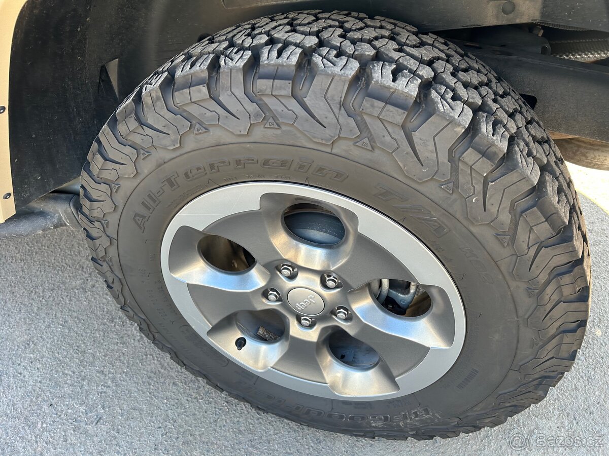 Jeep Wrangler sada alukola r18 Sahara BF Goodrich
