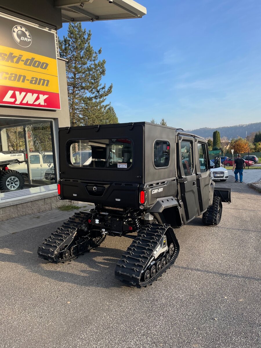 Can Am Traxter Max HD10 XU se něžnými pásy a kabinou