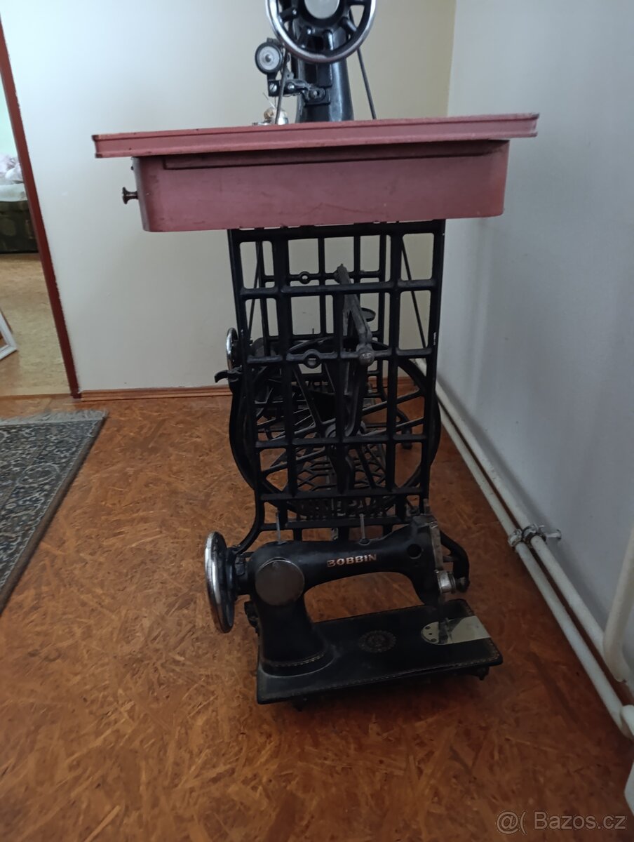 Staré šicí stroje. - 2