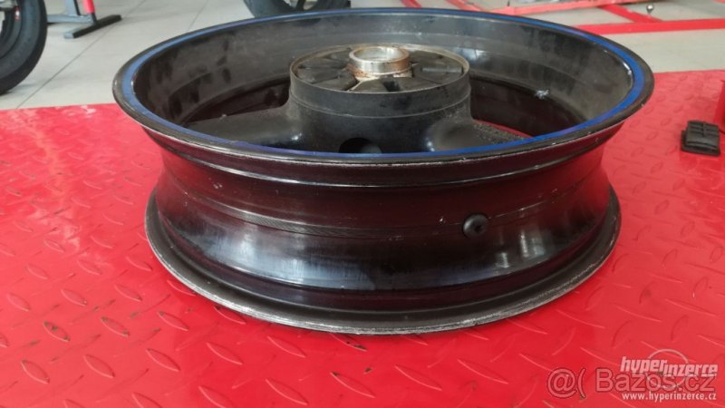 Zadní kolo (ráfek) Suzuki GSF 600 N/S - 2