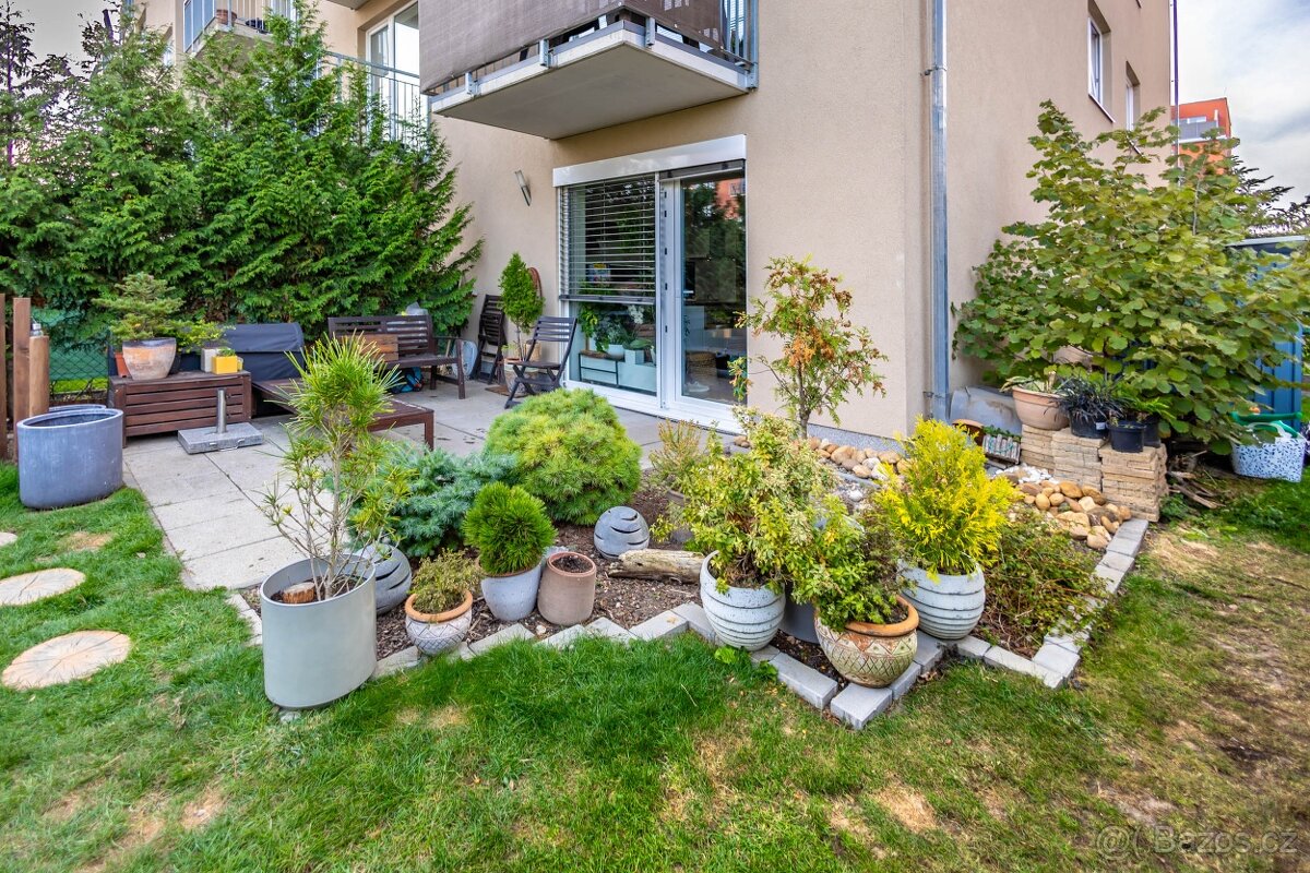 Pronájem bytu 2+kk se zahradou a garážovým stáním - 2