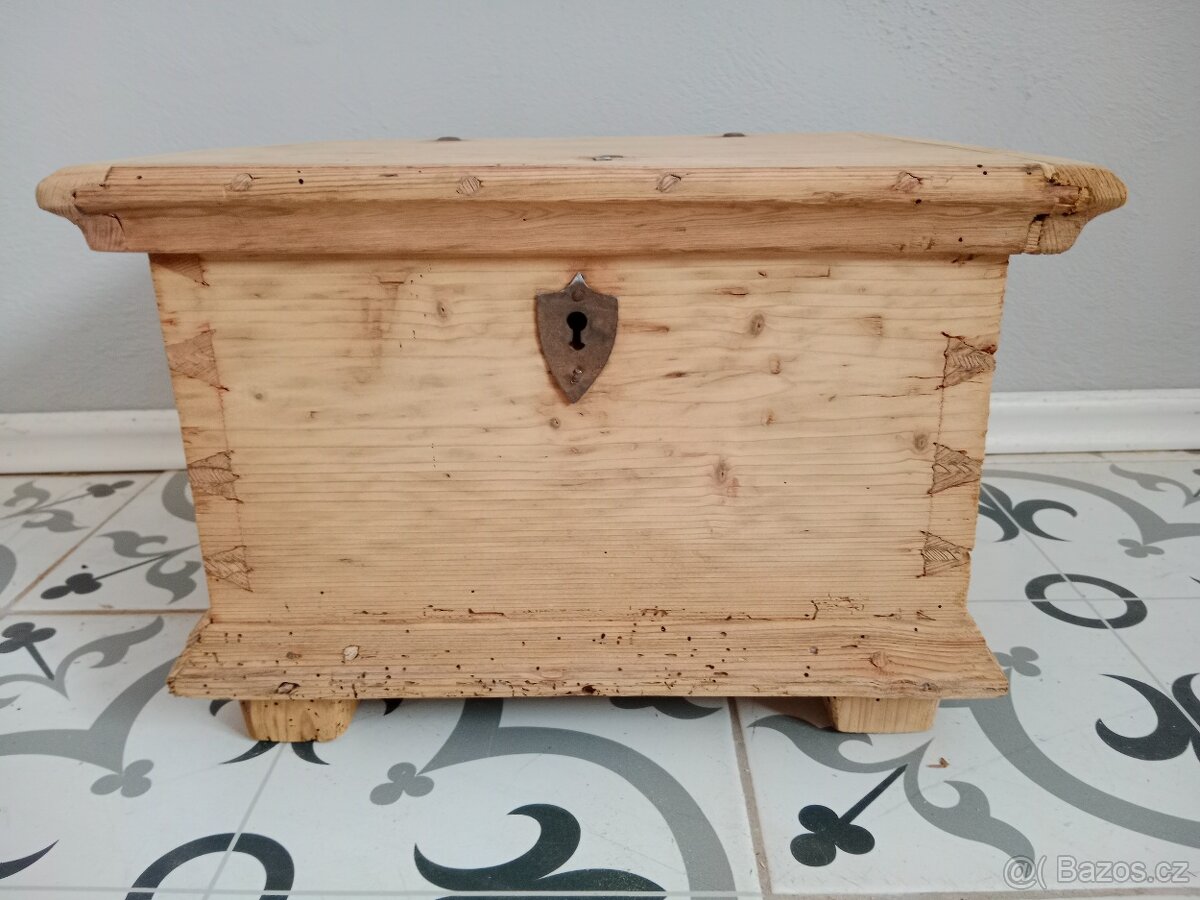 Stará, malá truhllička, truhla po renovaci - 2