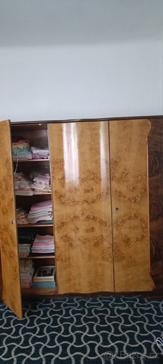 Prodám starožitné skříně 2ks - 2