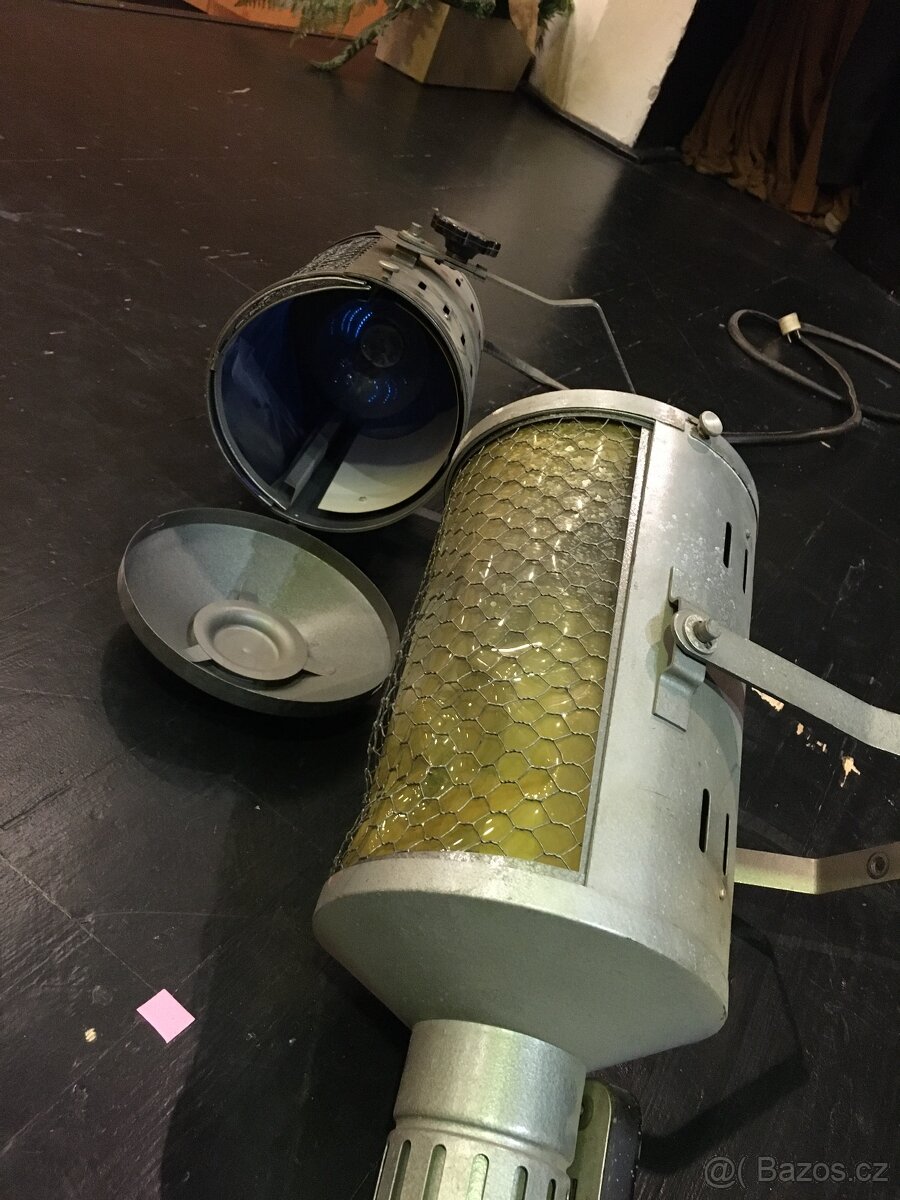 Staré divadelní reflektory z roku 1970 - 2