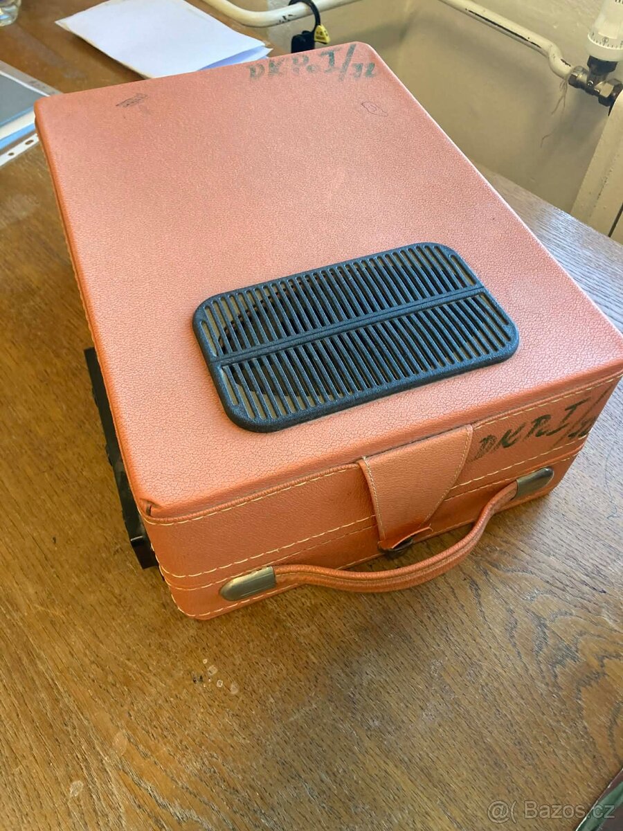 starý kufříkový gramofon - 2