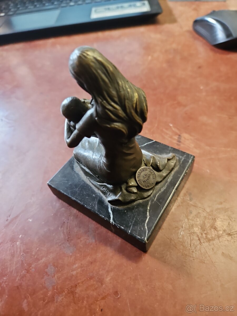 Bronzová socha matky s dítětem - 2