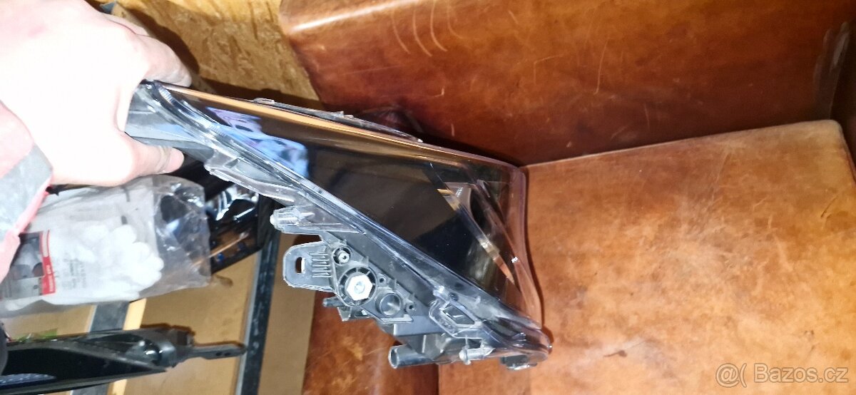 Prave predni svetlo toyota corolla - 2