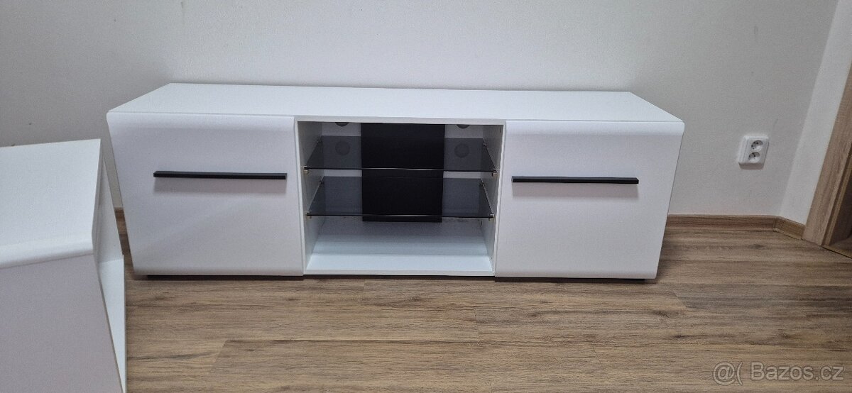 Obyvaci stěna stolek - 2