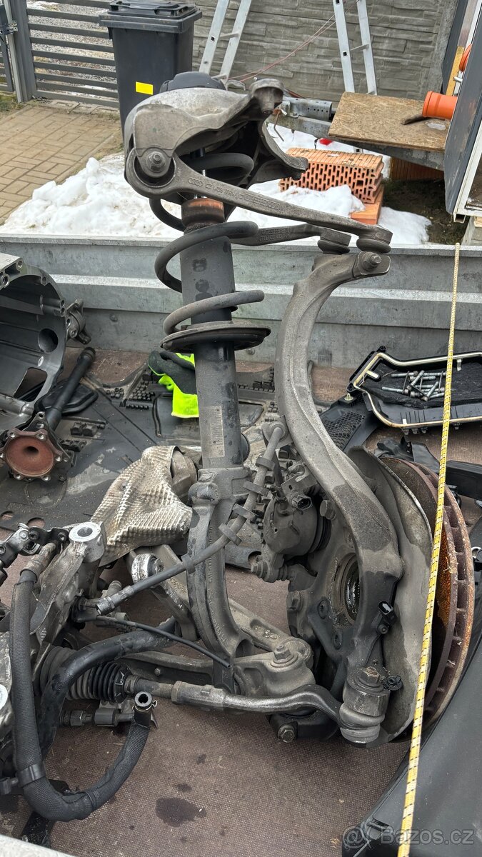 Audi s5 4.2 fsi zbytek dílu z bouračky - 2