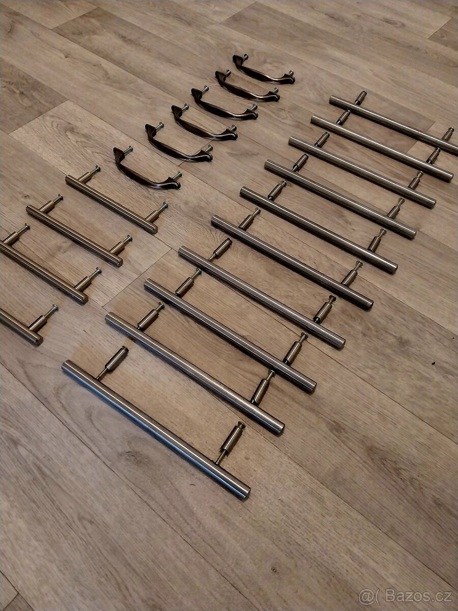 Kovové nábytkové úchytky. - 2