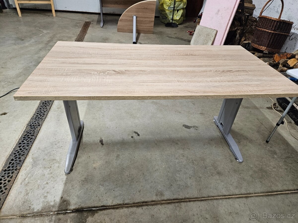 Prodám kancelářské stoly - zachovalé - 2