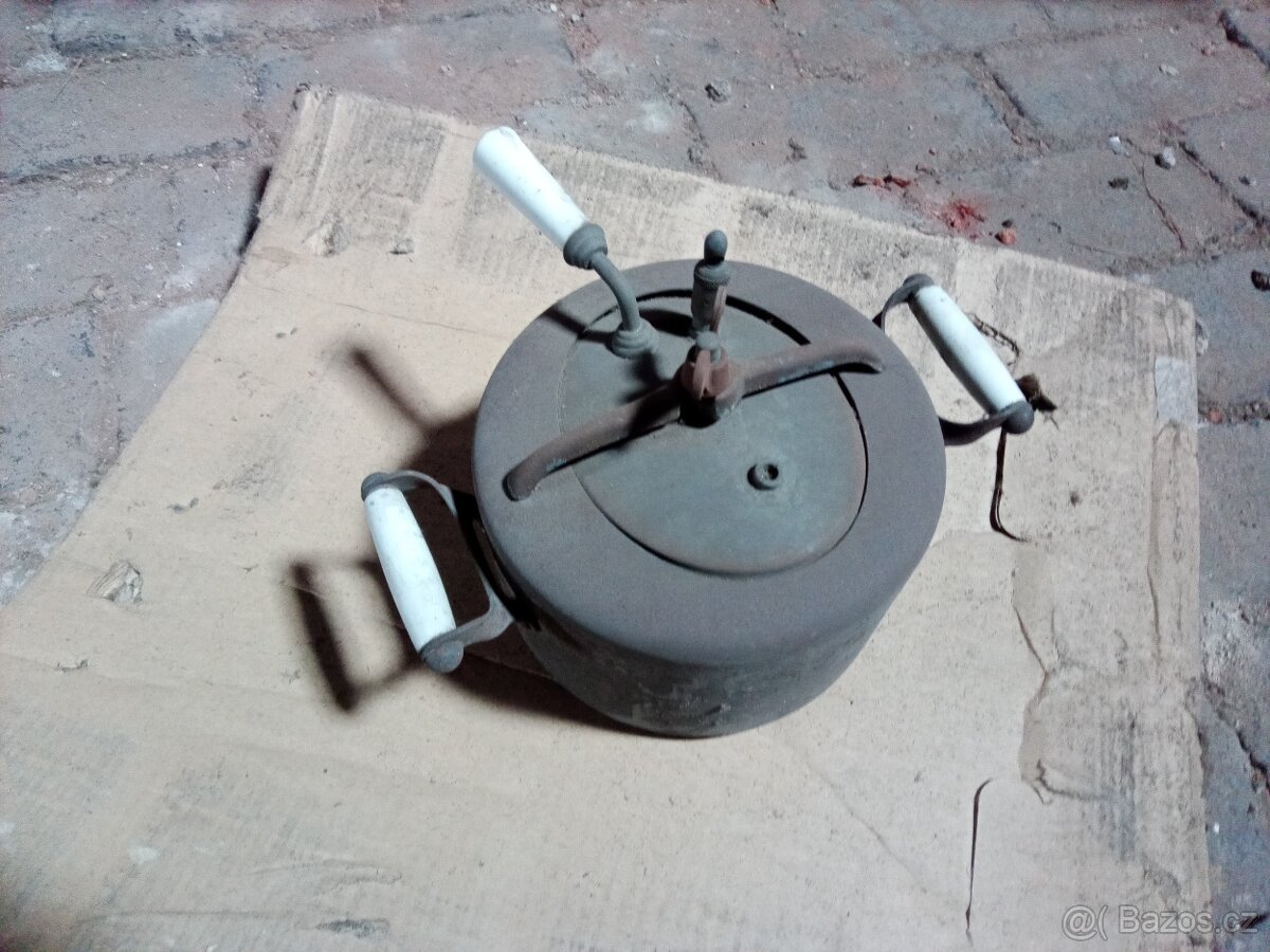 historický tlakový hrnec (papiňák) - 2