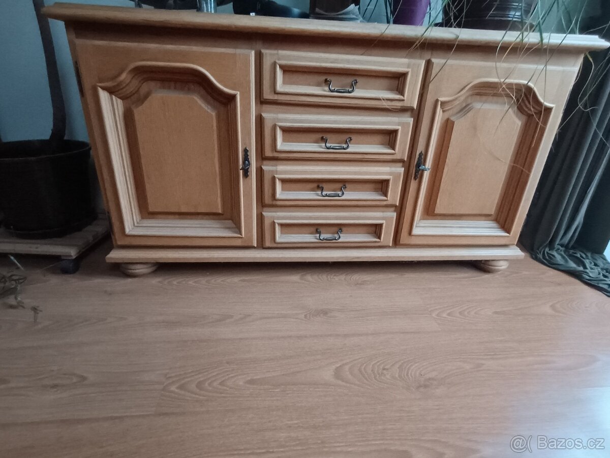 Dřevěná komoda - 2