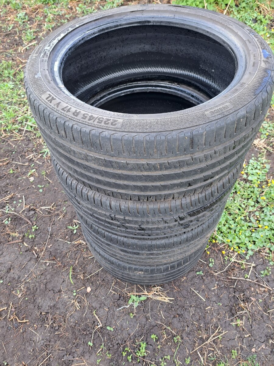 Letní pneu. Barum 225/45 R 17 - 2