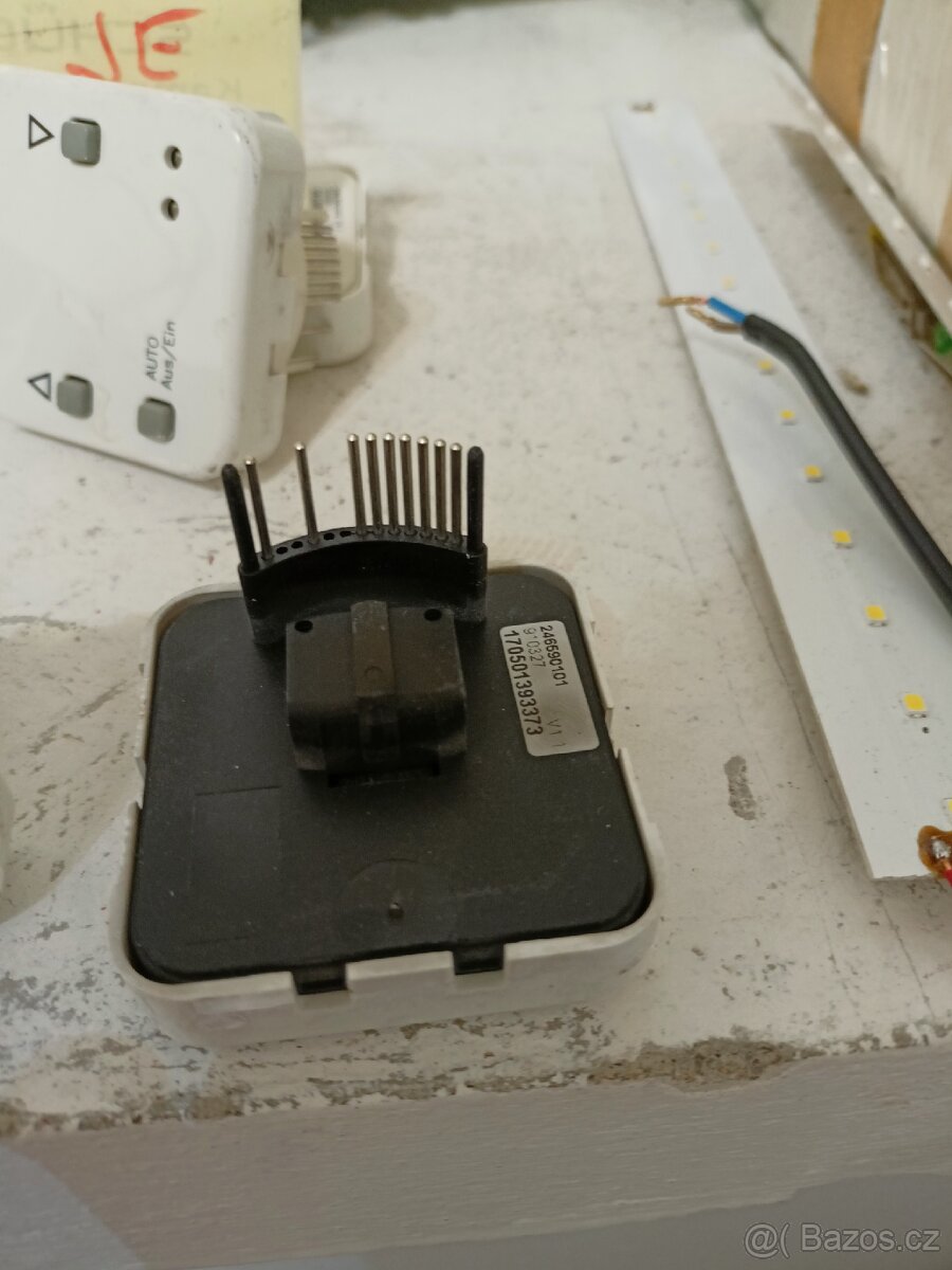 Spínač na ovládání žaluzií. - 2