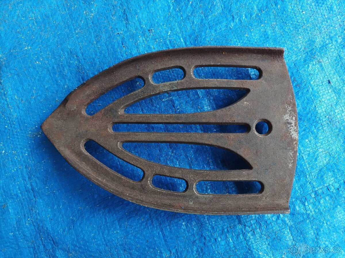 Litinový stojánek pod žehličku II. - 2