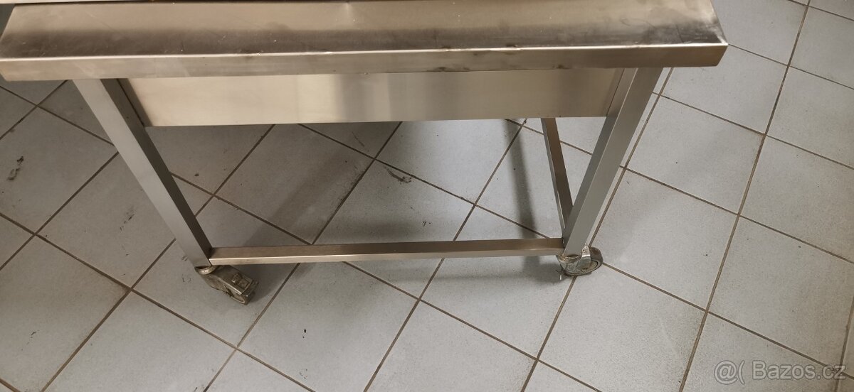 Nerezový stůl na kolečkách - 2