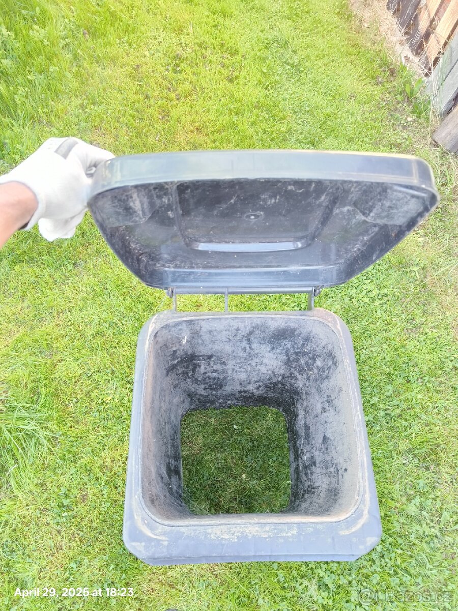 Bezedná popelnice - 2