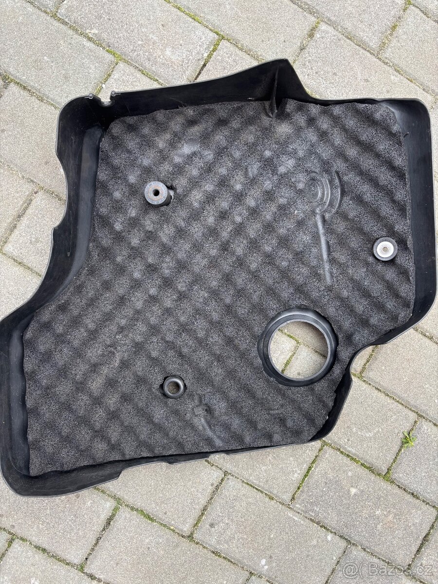 VW Golf 3 kryt motoru - 2