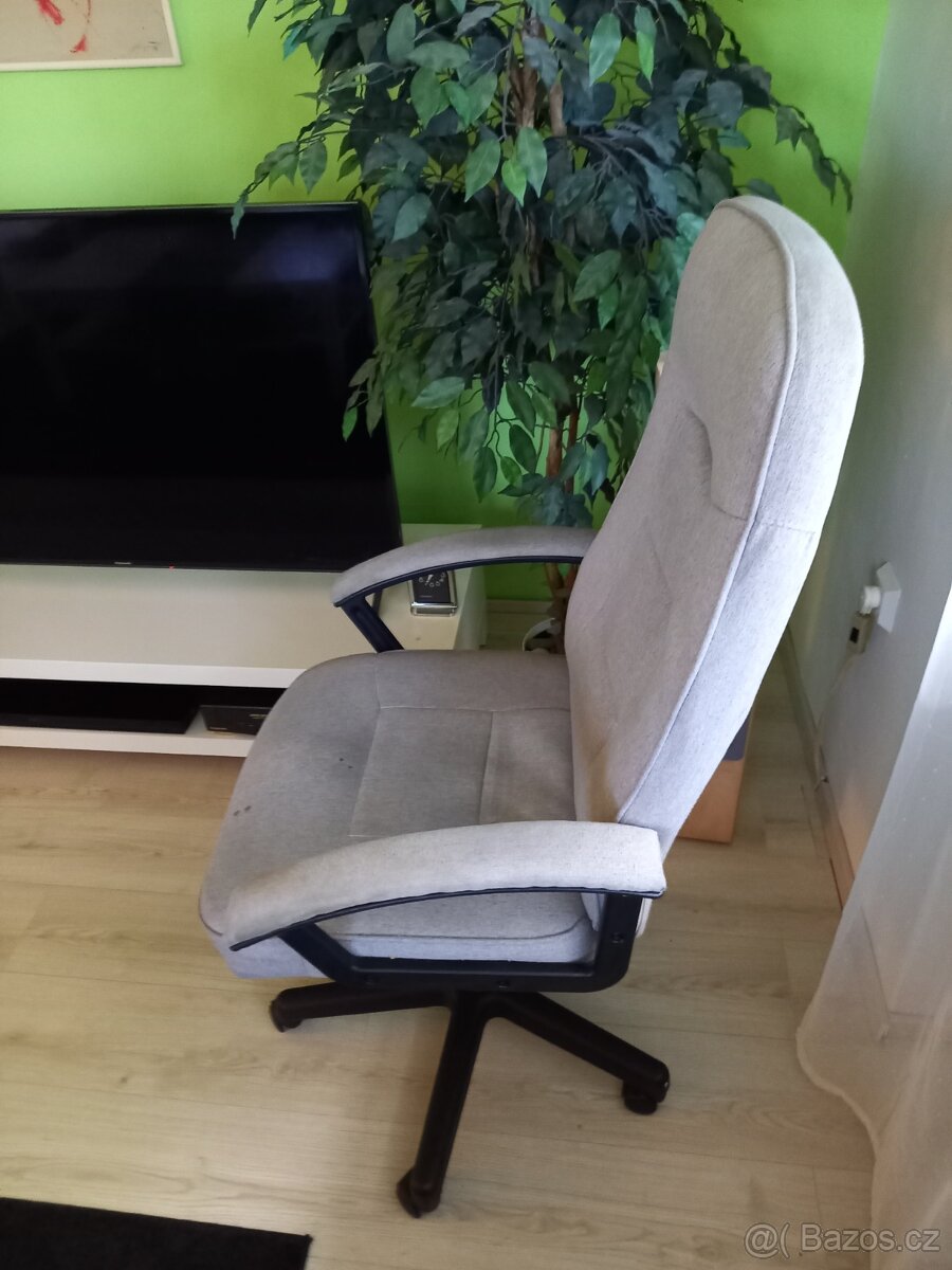 Prodám kancelářskou židli. - 2