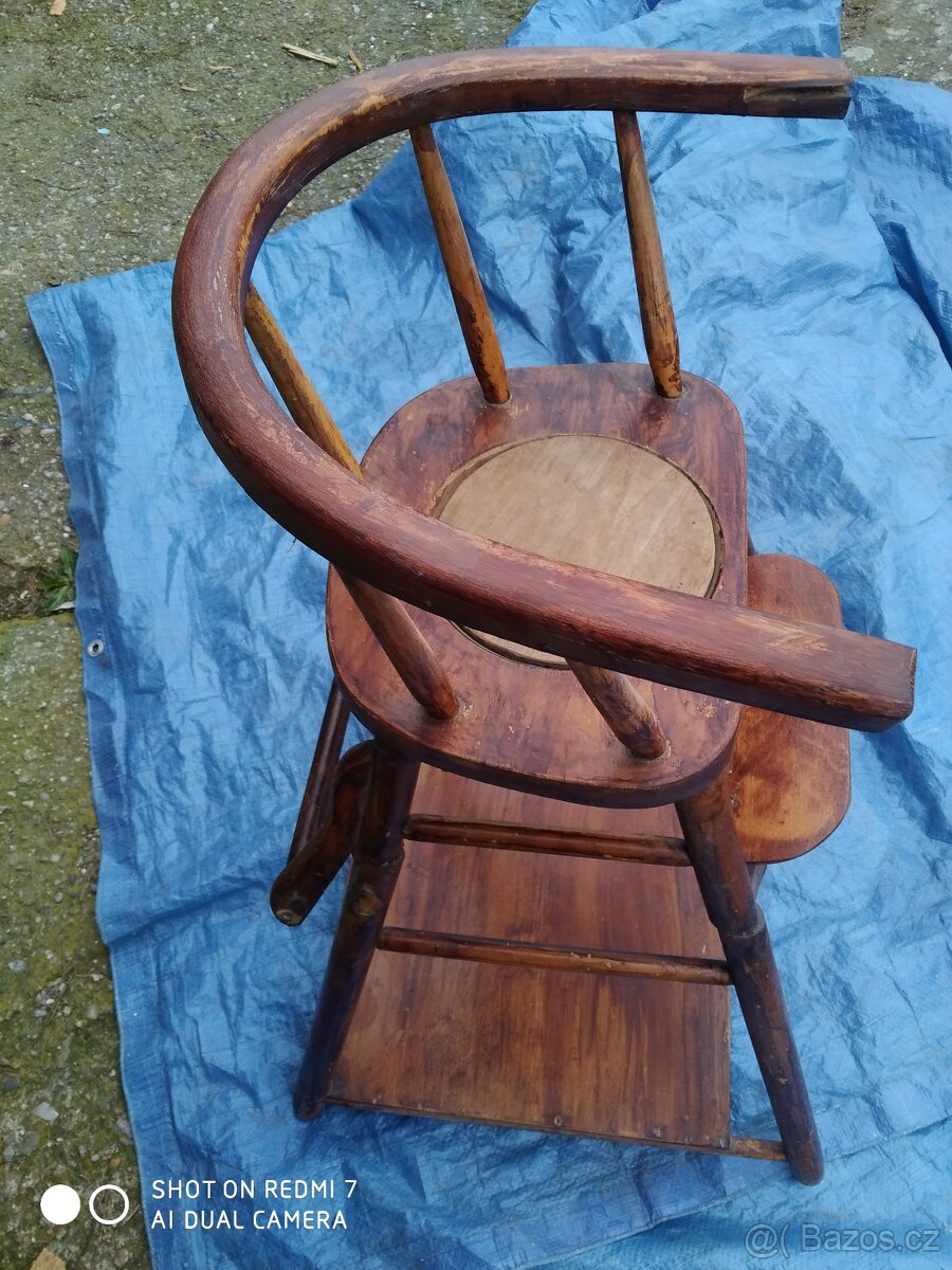 STARÁ DĚTSKÁ JÍDELNÍ STOLIČKA. - 2