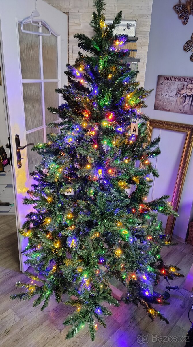 Umělý vánoční stromek s LED osvětlením a dřevěným - 2