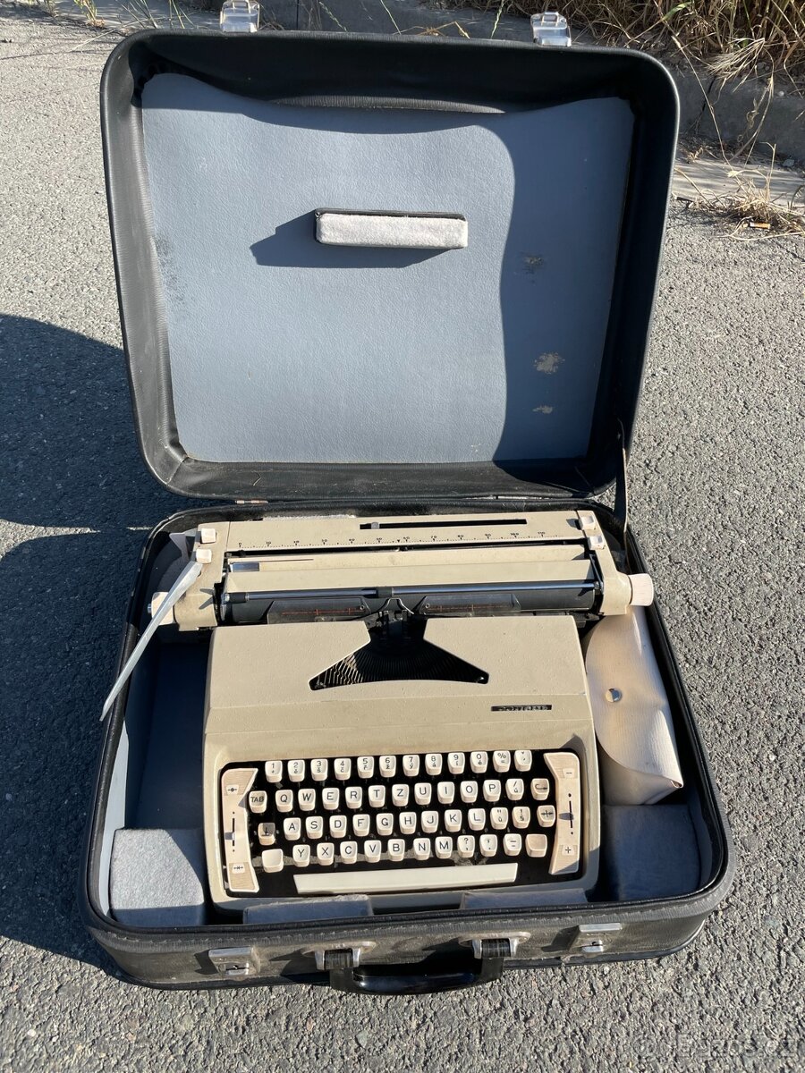 Kufříkový psací stroj Consul 222.2 - 2