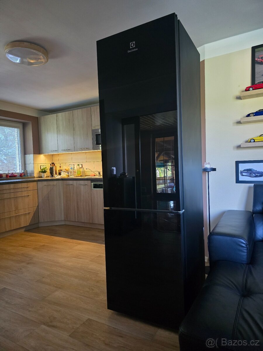Exkluzívní černá skleněná lednice Electrolux - na opravu - 2