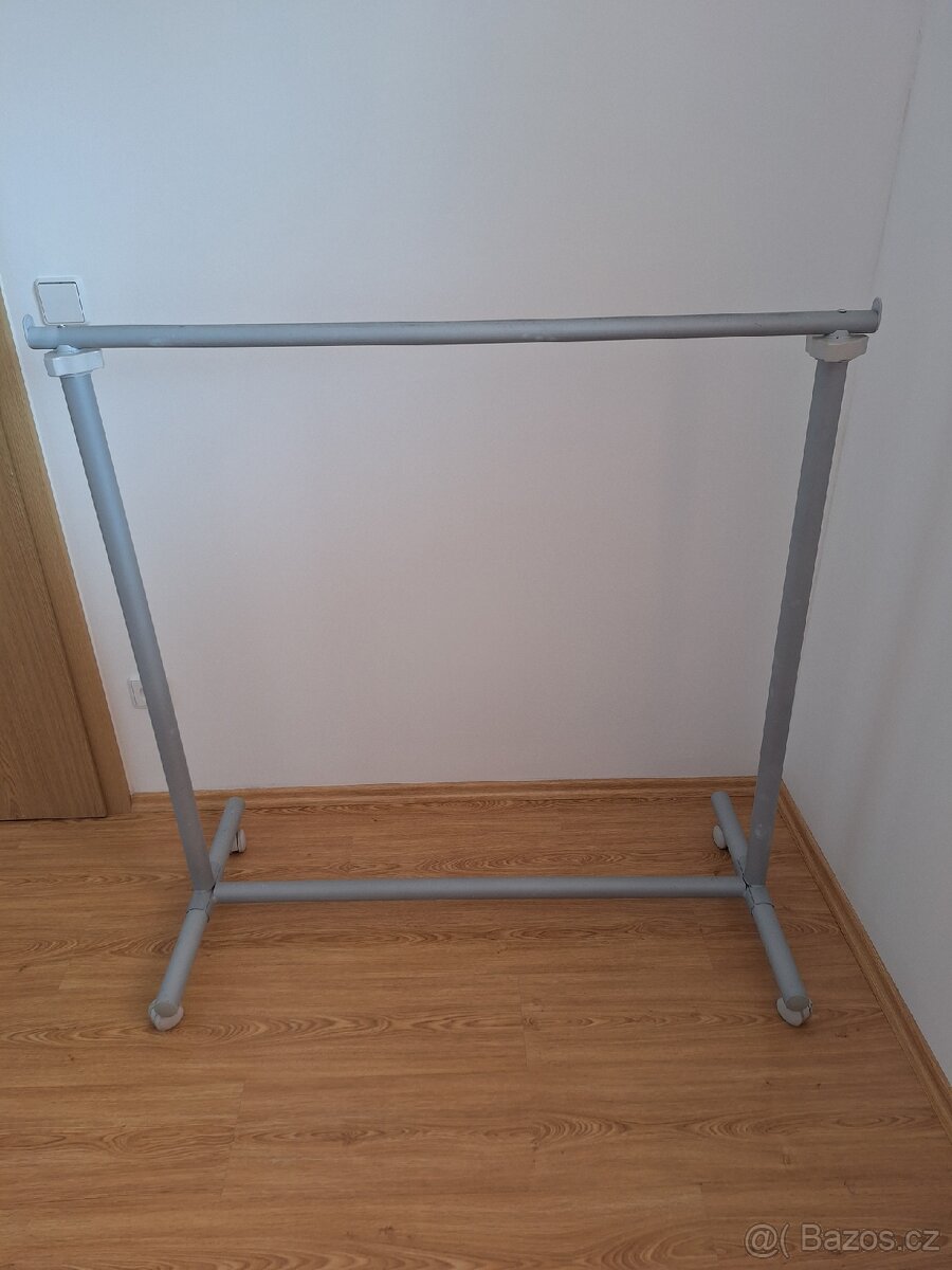 Šatní pojízdný stojan - 2