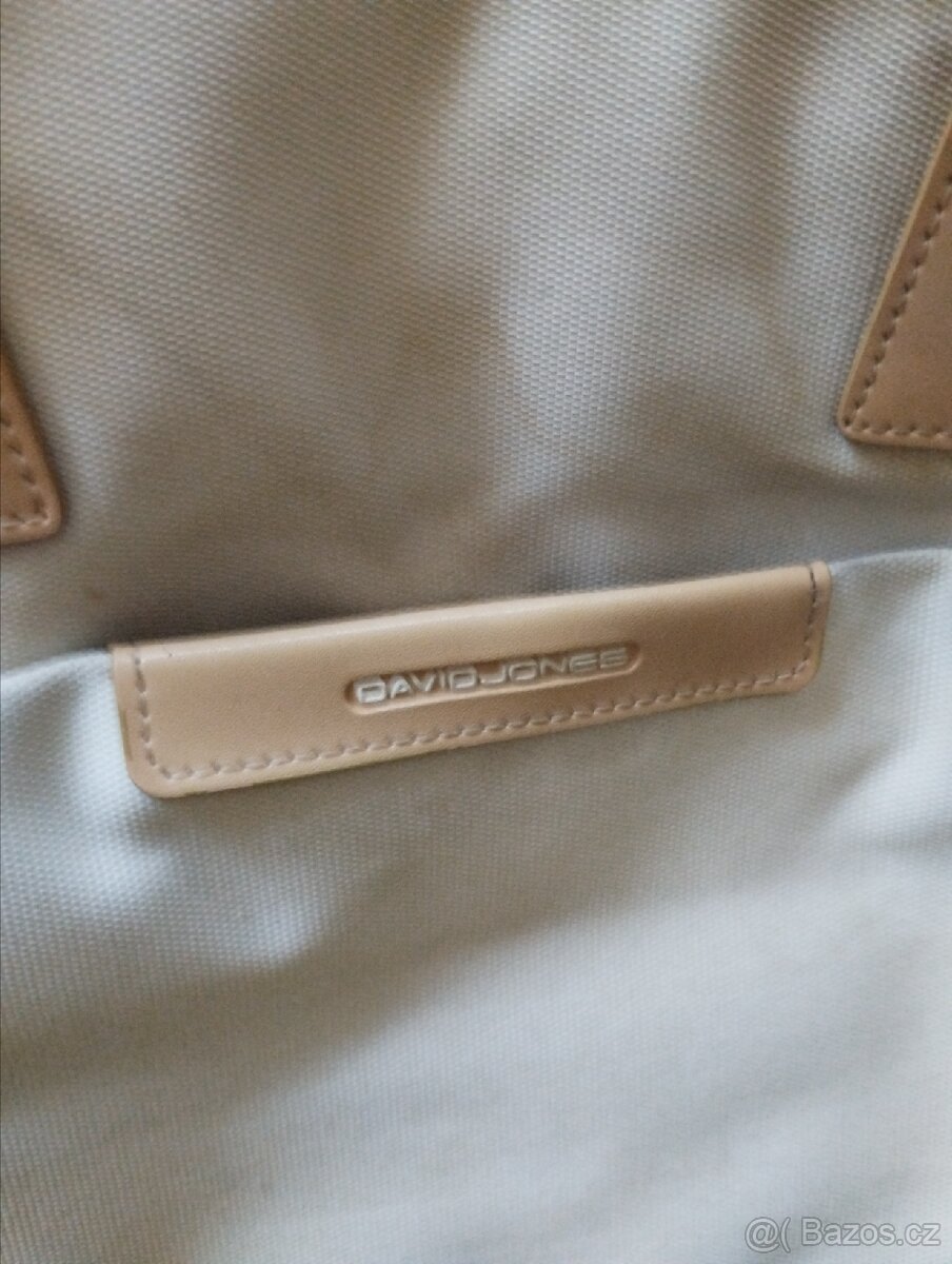 Béžová kabelka David Jones nosena - 2