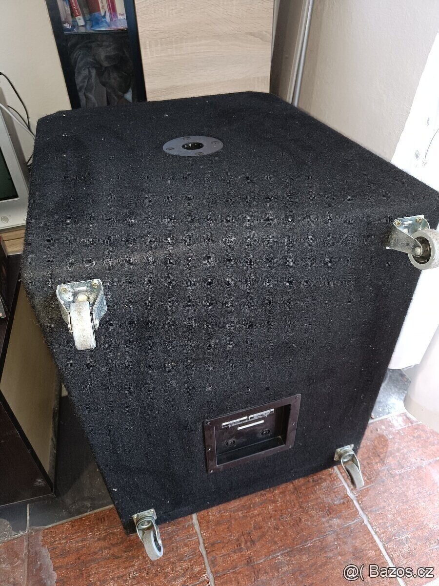Subwoofer Behringer 18 palců - 2